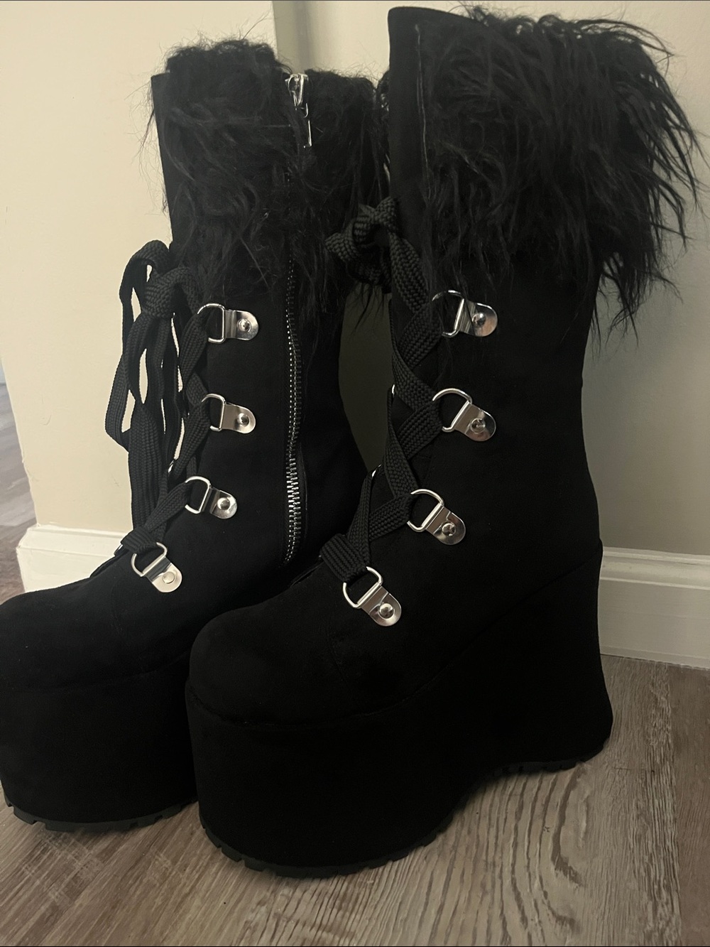 ‼️NWT‼️Dolls Kill X Widow Conflicted Galore Black Faux-Fur Platform Boots Size 9 - Picture 3 of 3